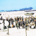 Guerre 1939-1945. Opération Overlord. Camp de prisonniers de guerre allemands entouré de barbelés sur Omaha Beach. Calvados, 10 juin 1944. © crédits photos R Bilderwelt / Roger-Viollet