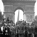 Guerre 1939-1945. Libération de Paris. Le général De Gaulle, André Le Troquer, Bidault, Alexandre Parodi, les généraux Leclerc et Juin descendant les Champs-Elysées, 26 août 1944. © crédits photos Roger-Viollet