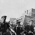 Défilé annuel des soldats israéliens au pied de la citadelle et de la tour de David après la guerre des Six jours. Jérusalem, 1967. © crédits photos Roger-Viollet