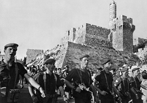 Défilé annuel des soldats israéliens au pied de la citadelle et de la tour de David après la guerre des Six jours. Jérusalem, 1967