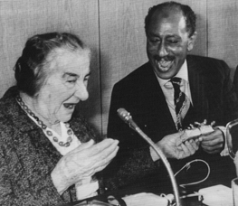 Visite d'Anouar El-Sadate (1918-1981), homme d'Etat égyptien, en Israël. Golda Meir, ancienne Premier ministre israélienne, lui offrant un cadeau. 21 novembre 1977.