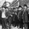 Délégation du Parti socialiste SFIO, dont Jean Jaurès (au centre), Edouard Vaillant et Pierre Renaudel, hommes politiques français. Paris, mur des Fédérés, 1913.  © crédits photos Roger-Viollet