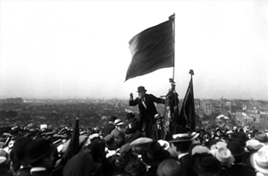 Discours de Jean Jaurès le 25 mai 1913, lors de la manifestation contre la loi de 3 ans au Pré-Saint-Gervais (à la droite de Jaurès, assis, de profil : Pierre Renaudel, un des fondateurs du Parti socialiste français. 