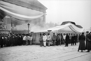 Les mineurs de Carmaux accompagnant le catafalque lors du transfert des cendres de Jean Jaurès au Panthéon. Paris, 1924. 