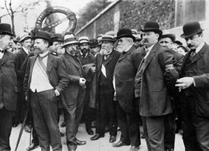 Délégation du Parti socialiste SFIO, dont Jean Jaurès (au centre), Edouard Vaillant et Pierre Renaudel, hommes politiques français.<br />
Paris, mur des Fédérés, 1913.