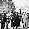  Lénine (1870-1924), inspectant les troupes sur la Place Rouge. Moscou (Russie), mai 1919. © crédits photos Roger-Viollet