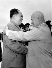 Mao Zedong accueillant Nikita Khrouchtchev (1894-1971), homme d'Etat soviétique, pour le 10ème anniversaire de la création de la république populaire de Chine, 1er octobre 1959.