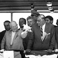 Nikita Khrouchtchev (1894-1971), homme d'Etat soviétique, lachant une colombe depuis le pont du "Lotus", bateau à vapeur sur le Nil, en présence de Gamal Abdel Nasser, d'Abdel Salam Aref et d'Ahmed Ben Bella. Environs du barrage d'Assouan (Egypte), 16 mai 1964. © crédits photos TopFoto / Roger-Viollet