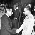Pacte anglo-Egyptien signé le 20 octobre 1954 mettant fin à 72 ans de contrôle militaire britannique du canal de Suez. Gamel Abdel Nasser serrant la main de Sir Ralph Stevenson, ambassadeur britannique.  © crédits photos TopFoto / Roger-Viollet