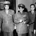 De gauche à droite : le Premier ministre adjoint lieutenant-colonel Gamal Abdel Nasser, le Président Muhammad Neguib, le major Khaled Mohieddin, membre du conseil du commandement révolutionnaire. 10 mars 1954. © crédits photos TopFoto / Roger-Viollet
