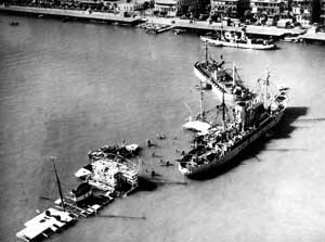 Bateaux coulés à l'entrée du canal de Suez à Port-Saïd pour en empêcher tout accès après sa nationalisation par le président Nasser. 11 août 1956.