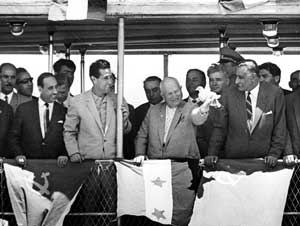 Nikita Khrouchtchev (1894-1971), homme d'Etat soviétique, lâchant une colombe en présence de Nasser, d'Abdel Salam Aref et d'Ahmed Ben Bella. Environs du barrage d'Assouan (Egypte), 16 mai 1964.