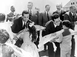 Au second plan, 2ème à gauche : le président Gamal Abdel Nasser. Au premier plan, de gauche à droite : Hocine Aït Ahmed et Ahmed Ben Bella reçevant des fleurs de jeunes membres de la République Arabe Unie. Le Caire (Egypte), 2 avril 1962.